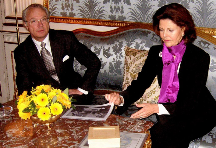 King examins the Irwin photo