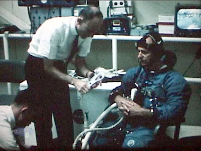 Mattingly shows
          snap hook to Bean