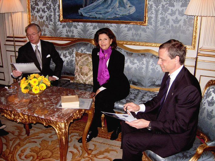 King examins the Irwin photo